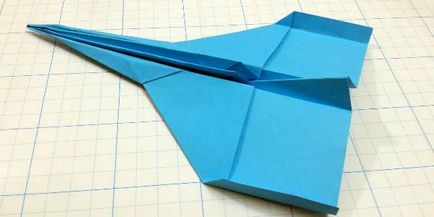 Hogyan készítsünk egy papír repülőgép ki utasításokat, fotók és ábrák