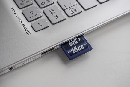 Hogyan kell behelyezni a memóriakártyát egy laptop