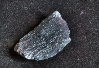 Hematit ásványi kő fekete és piros színek a képen a jellemvonások