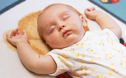 Amikor egy gyermek tud aludni a párnán, és hogy az újszülött szükség van, párna