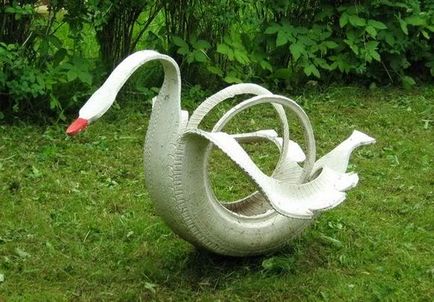 Swan a gumiabroncs a kezével