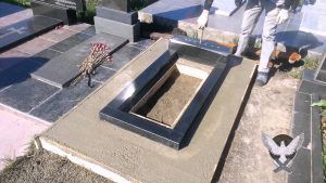 Telepítés A zsaluzat és a szakadó az alapítvány egy emlékmű a temetőben