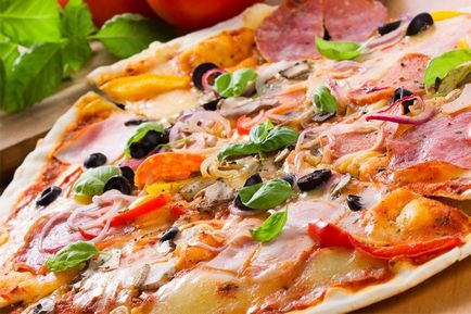 Öntetek Pizza kolbásszal, gomba, sajt, paradicsom, uborka