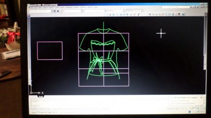 Alkalmazzuk a minta a T-shirt a kezüket, mozgochiny