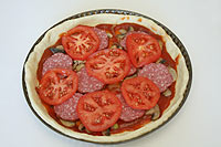 Pizza gombával és kolbásszal - egy recept egy fotó
