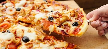Pizza gombával és csirke kolbász, sajt és sonka