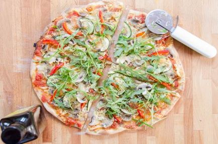 Pizza gombával paradicsommal és sajttal - sütés receptek - receptek képekkel