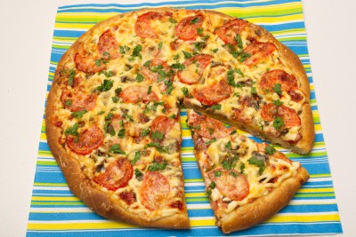Pizza kolbásszal, gombával, sajttal és paradicsommal recept lépésről lépésre fotók