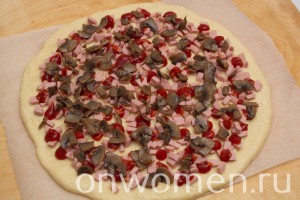 Pizza kolbásszal, gombával, sajttal és paradicsommal recept lépésről lépésre fotók