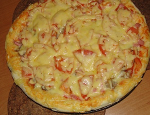 Pizza kolbásszal, paradicsom, gomba, sajt