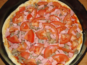 Pizza kolbásszal, paradicsom, gomba, sajt