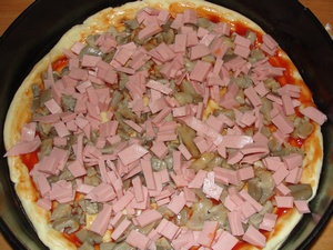 Pizza kolbásszal, paradicsom, gomba, sajt