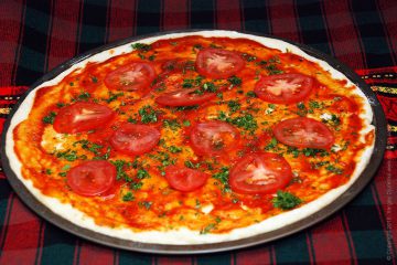 Pizza gombával, paradicsommal, kapribogyóval, parmezán