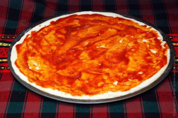 Pizza gombával, paradicsommal, kapribogyóval, parmezán