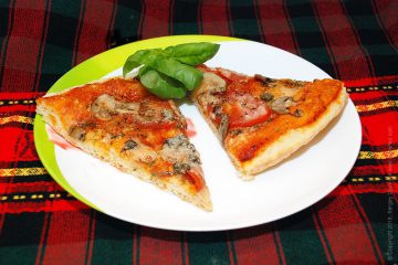 Pizza gombával, paradicsommal, kapribogyóval, parmezán