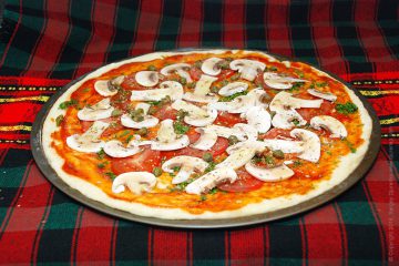 Pizza gombával, paradicsommal, kapribogyóval, parmezán