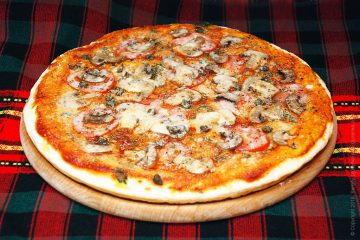 Pizza gombával, paradicsommal, kapribogyóval, parmezán