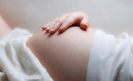 Miért erősen karcos gyomra a korai és a késői terhesség, mit kell tenni
