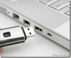 Helyesen helyezze az USB flash meghajtó laptop