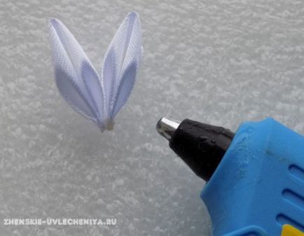 Egyszerű virág szatén szalagokkal kezdőknek lépésről lépésre bemutató fotókkal