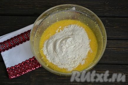 Egy egyszerű recept sütemény a konzervdobozba a sütőben - a recept egy fotó