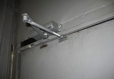 Javítása és beállítása, ajtócsukó, épület portál (reteszelő) Javítása és beállítása, ajtócsukó, épület portál