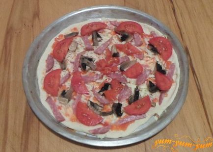 Recept pizza szalámi, sajt, gomba gomba és a paradicsom