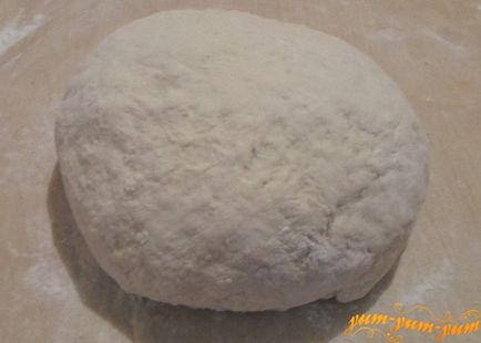 Recept pizza szalámi, sajt, gomba gomba és a paradicsom