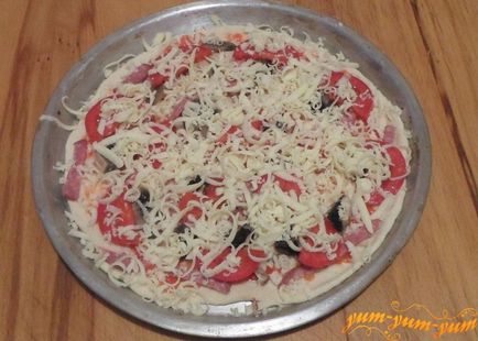 Recept pizza szalámi, sajt, gomba gomba és a paradicsom