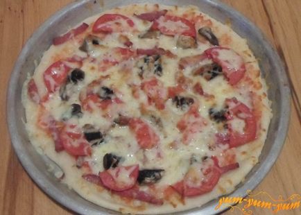 Recept pizza szalámi, sajt, gomba gomba és a paradicsom