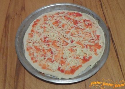 Recept pizza szalámi, sajt, gomba gomba és a paradicsom