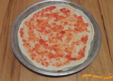 Recept pizza szalámi, sajt, gomba gomba és a paradicsom