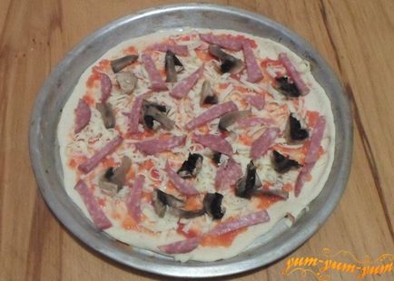 Recept pizza szalámi, sajt, gomba gomba és a paradicsom