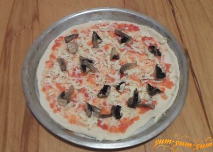 Recept pizza szalámi, sajt, gomba gomba és a paradicsom