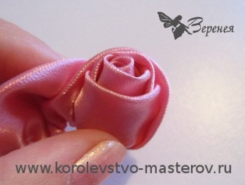 Emelkedett szatén szalag (Rose) Rose szatén szalaggal