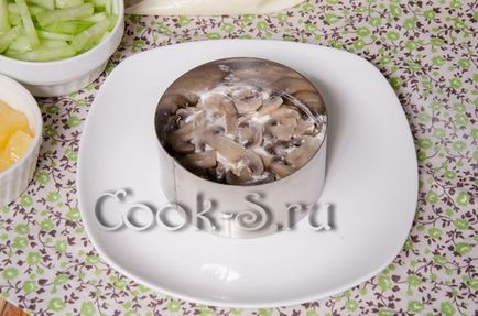 Saláta „fiesta” csirke, ananász és gombák - lépésről lépésre recept fotókkal saláták (saláta) Saláta „fiesta” csirke, ananász és gombák - lépésről lépésre recept fotókkal, saláták