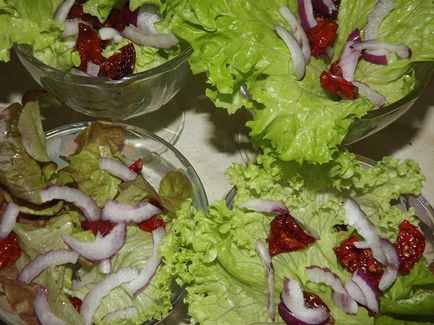 Saláta, aszalt paradicsommal, a recept egy fotót