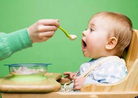 Hol és mikor indul szilárd ételeket a gyermek, a helyes ételek bevezetésének a szoptatás alatt, a