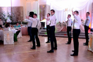Dance vőfély az esküvőn mellények, mint szórakoztató