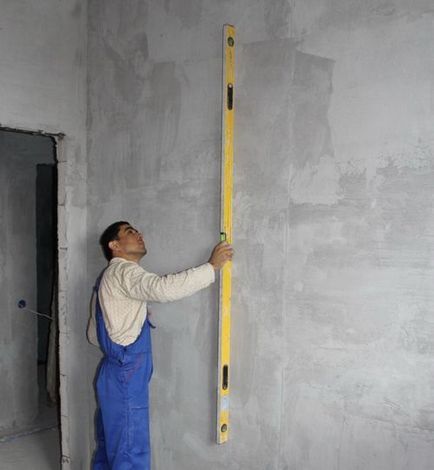 Önterülő gipsz falak egy spatulával kezét fotó és videó használati