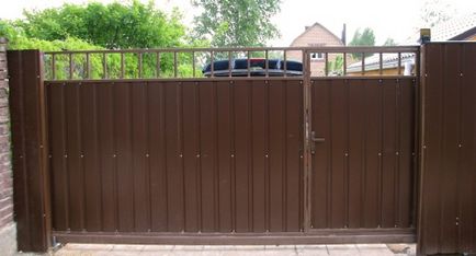 A kerítés készült lemezek kezével tegye a kerítés profil
