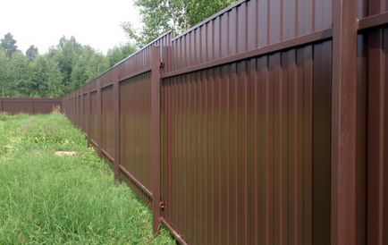 A kerítés készült lemezek kezével tegye a kerítés profil