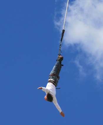 Business a pole egy kötéllel (bungee jumping és a kötél) „dengodel