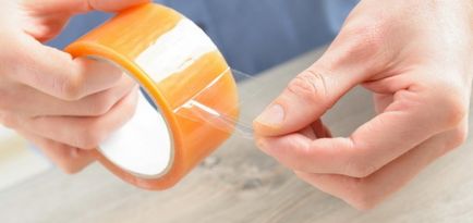 Hogyan lehet eltávolítani a nyomokat ragasztószalag a műanyag