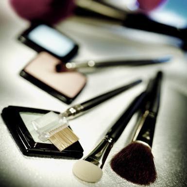 Mi a make-up, ami szükséges, és hogy ez káros a bőrre