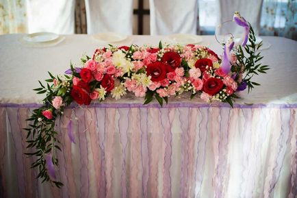 Virágfüzérek egy esküvő, egy egyszerű módja annak, hogy az ünnep különleges hangulatot az oszlop
