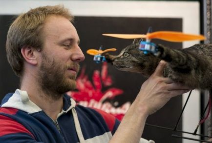 A holland készült egy helikopter az ő kitömött macska