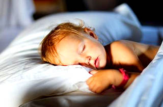 Grudnichok alvászavar éjjel, és gyakran felébred - mi okozza, és mit kell tenni