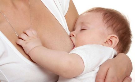 Milyen gyakran kell etetni egy újszülött csecsemő az anyatej és a keveréket a