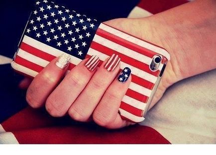 Hogyan kell felhívni az amerikai zászlót a körmök